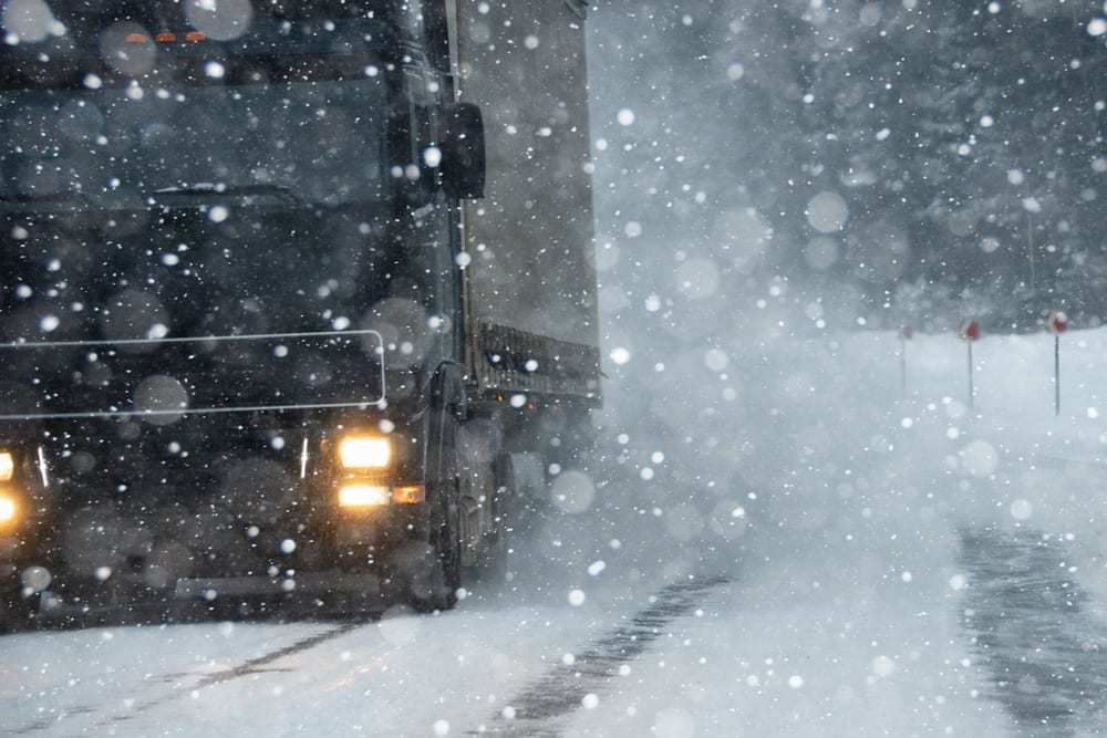 Semi-truck-driving-in-blizzard